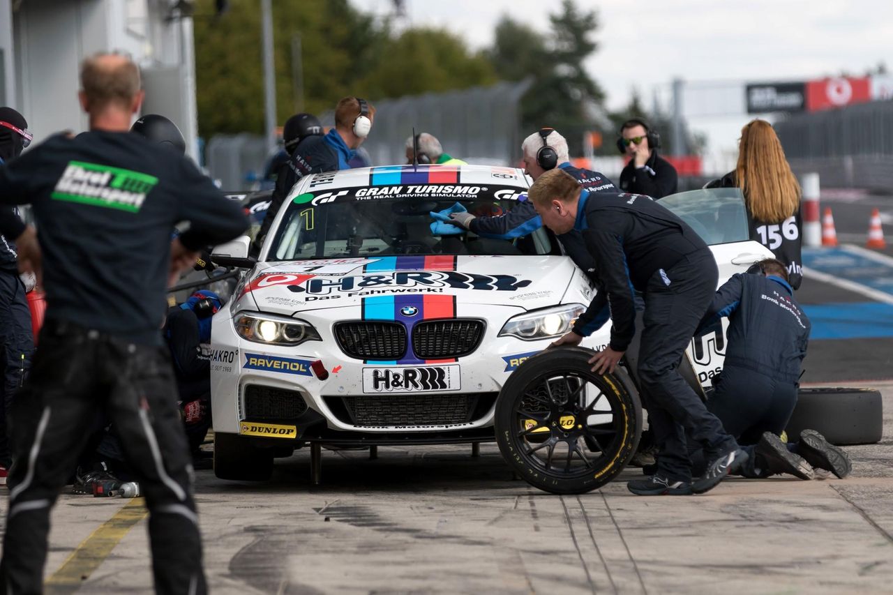 Michael Schreys BMW M235i beim Boxenstopp