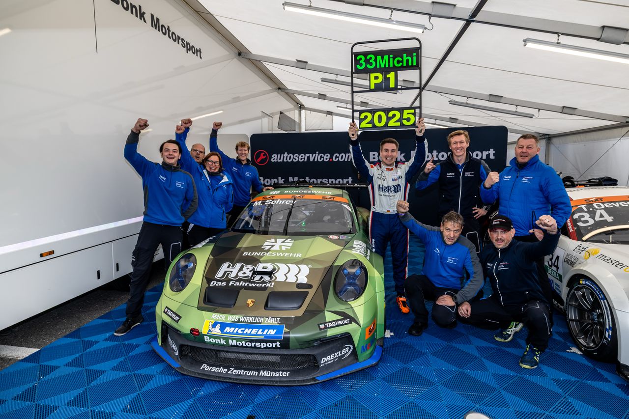 Bonk Motorsport feiert zusammen mit Michael Schrey den Titelgewinn